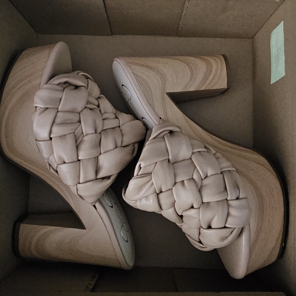 Jessica Simpson Platform Sandals - Picture 10 of 11